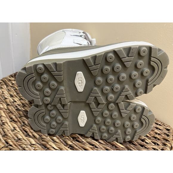 UGG Australia WHITE WATERPROOF SHEEPSKIN SNOW BOOTS Sz 4 - Picture 14 of 14